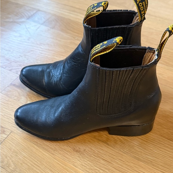 Diego's black leather pull-on ankle boots size 7 women's and 6 men - Picture 3 of 9